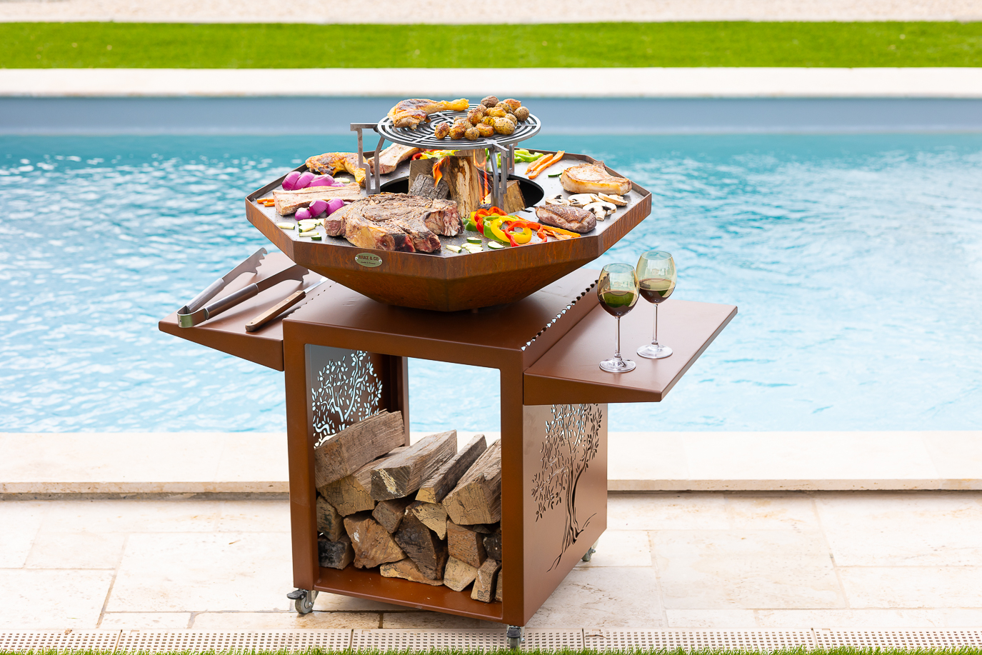 Brasero plancha décoratif devant une piscine