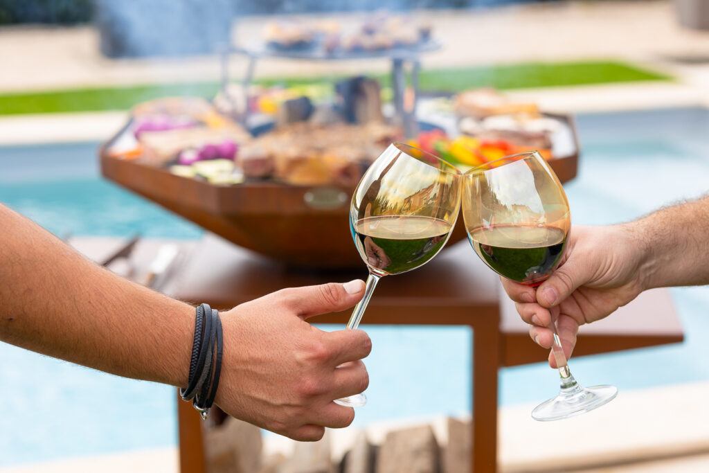 Apéro pendant la cuisson de la viande sur un brasero plancha