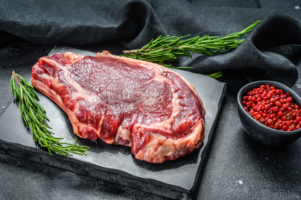 Côte de bœuf prête pour la cuisson à la plancha